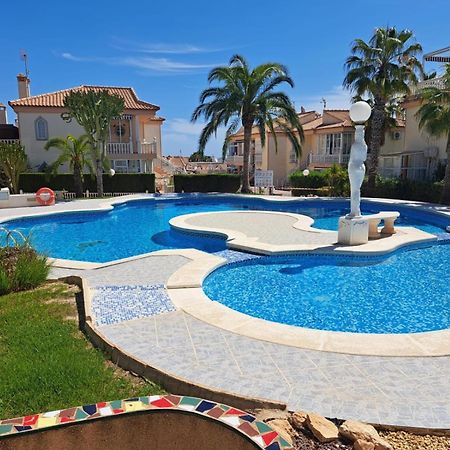 Schoenes Ruhiges Rooftop Apartment Mit Grosser Dachterrasse Torrevieja Luaran gambar