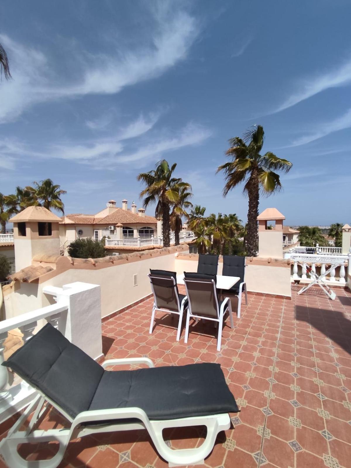 Schoenes Ruhiges Rooftop Apartment Mit Grosser Dachterrasse Torrevieja Luaran gambar