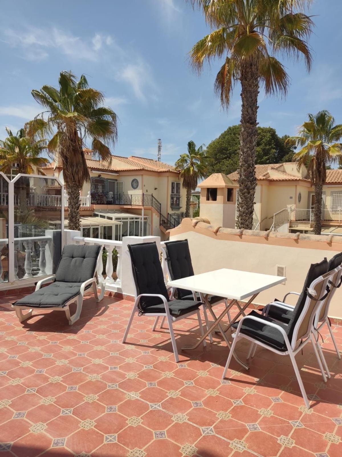 Schoenes Ruhiges Rooftop Apartment Mit Grosser Dachterrasse Torrevieja Luaran gambar