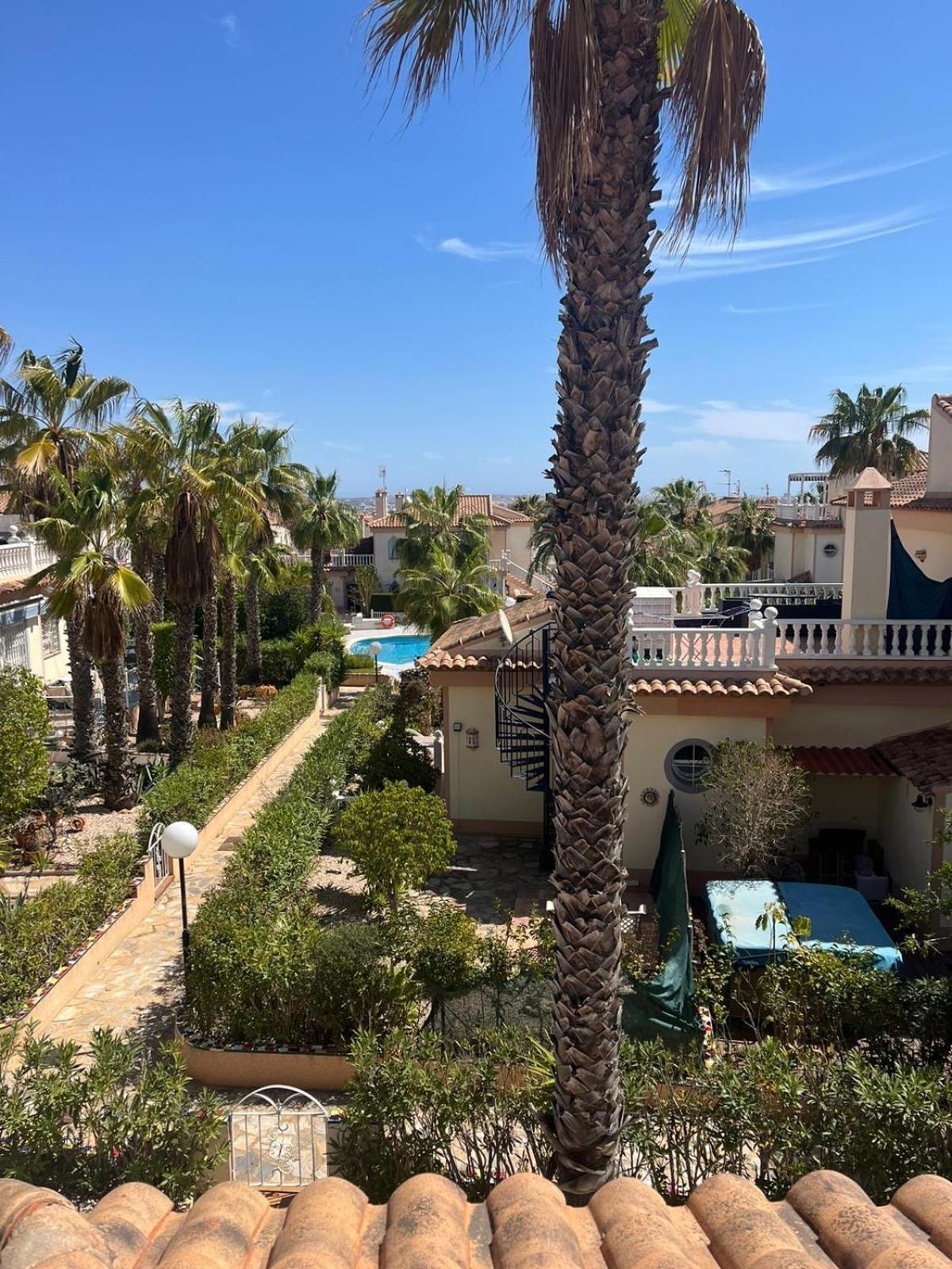 Schoenes Ruhiges Rooftop Apartment Mit Grosser Dachterrasse Torrevieja Luaran gambar