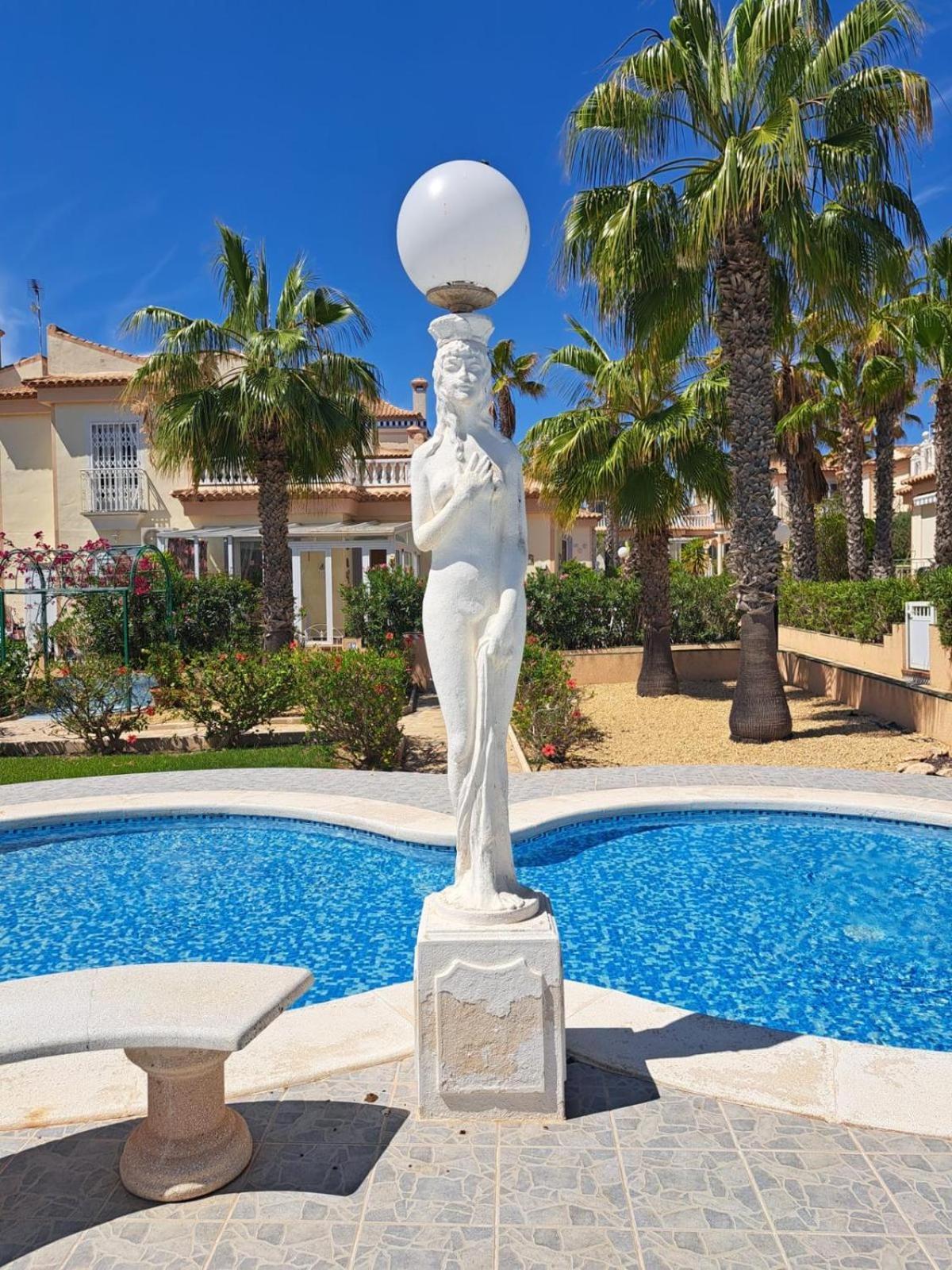 Schoenes Ruhiges Rooftop Apartment Mit Grosser Dachterrasse Torrevieja Luaran gambar