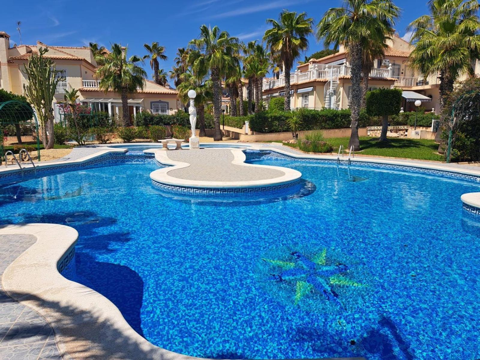 Schoenes Ruhiges Rooftop Apartment Mit Grosser Dachterrasse Torrevieja Luaran gambar