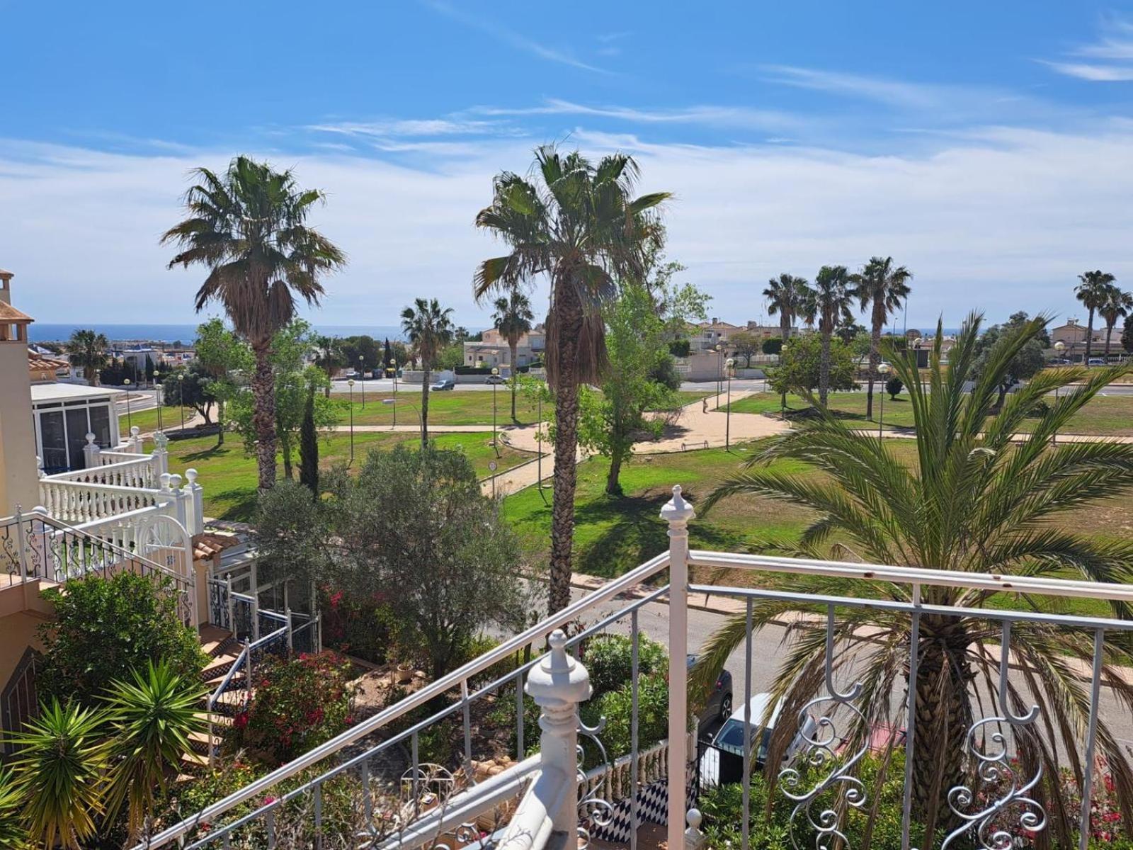 Schoenes Ruhiges Rooftop Apartment Mit Grosser Dachterrasse Torrevieja Luaran gambar