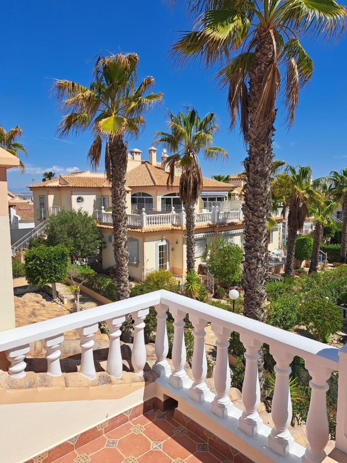 Schoenes Ruhiges Rooftop Apartment Mit Grosser Dachterrasse Torrevieja Luaran gambar