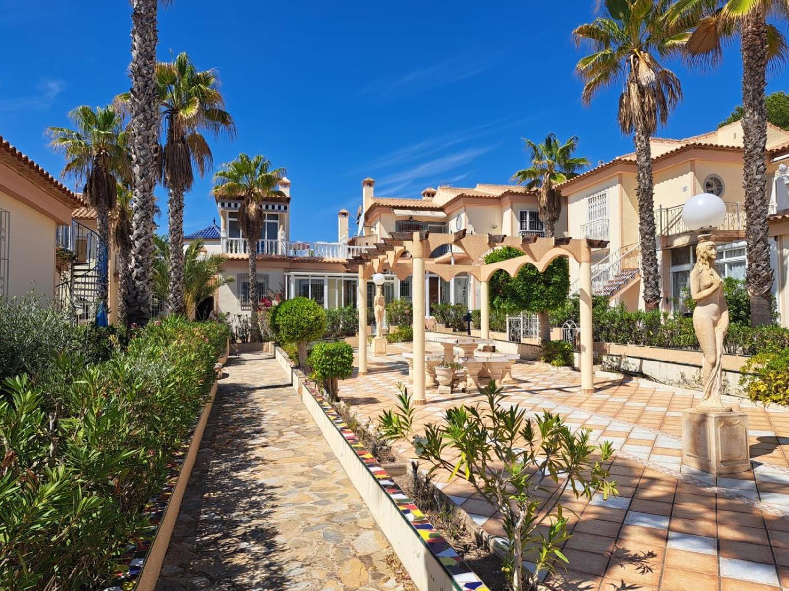 Schoenes Ruhiges Rooftop Apartment Mit Grosser Dachterrasse Torrevieja Luaran gambar